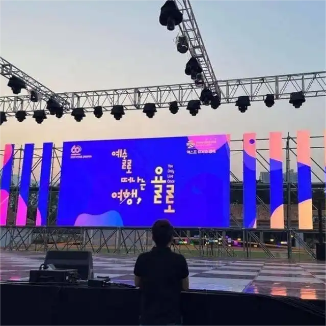 500x500 мм Крытый открытый сценический фон Светодиодная видеостена P2.6 P2.9 P3.91 P4.81 Бесшовное сращивание Арендный светодиодный экран